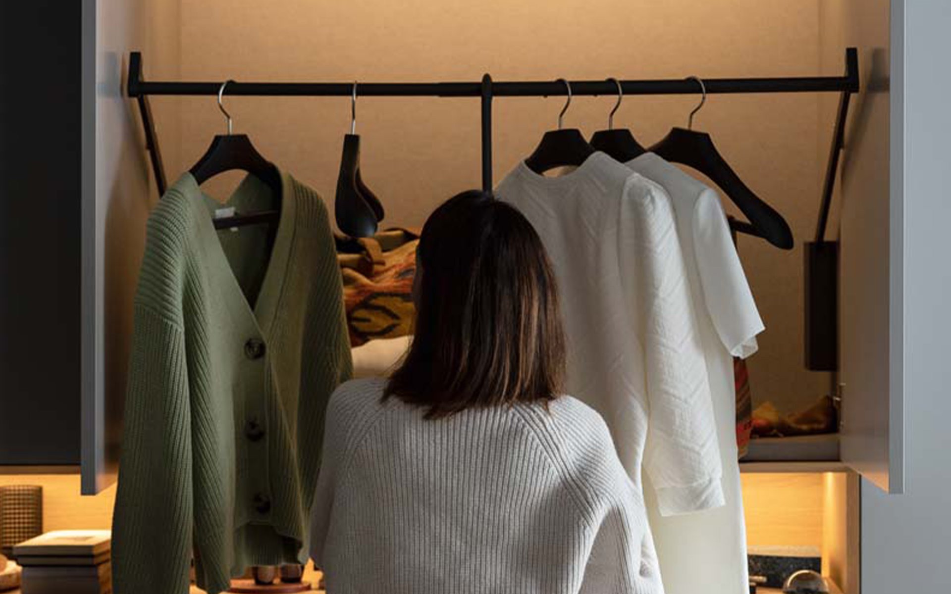 kledingkast interieur uitschuifbare kledinghanger NM bed habits